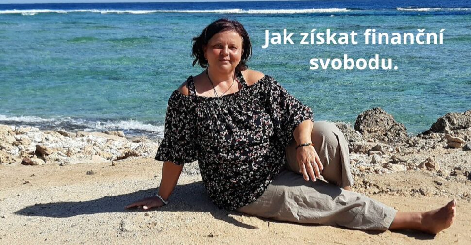 Dáda Frenclová, finanční mentorka sedící na pláži